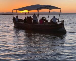 Si hay una experiencia que se ha convertido en el auténtico emblema de Valencia, es ver el atardecer en la Albufera. Cuando el sol empieza a caer, las más de 2.800 hectáreas de este lago de agua dulce se transforman en un espejo perfecto que duplica el cielo, regalando un espectáculo de tonos dorados, anaranjados y púrpuras que parece sacado de una pintura.