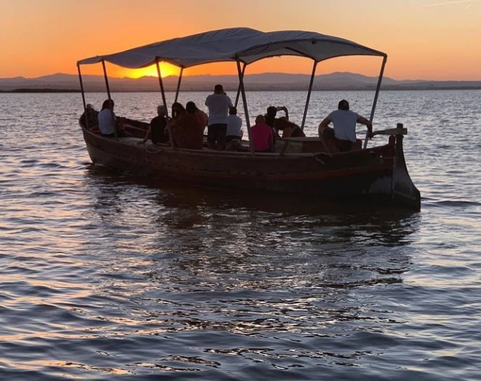 Si hay una experiencia que se ha convertido en el auténtico emblema de Valencia, es ver el atardecer en la Albufera. Cuando el sol empieza a caer, las más de 2.800 hectáreas de este lago de agua dulce se transforman en un espejo perfecto que duplica el cielo, regalando un espectáculo de tonos dorados, anaranjados y púrpuras que parece sacado de una pintura.