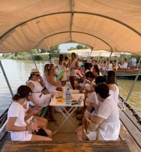 Que El Palmar es el templo de la gastronomía valenciana y la cuna de la paella no es ningún secreto. Sus restaurantes reciben cada fin de semana a cientos de comensales buscando el sabor más auténtico de la 'terreta'. Pero, ¿te imaginas disfrutar de ese mismo homenaje gastronómico flotando en medio del Parque Natural, rodeado de naturaleza y tranquilidad?